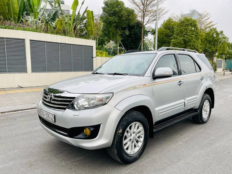 Toyota Fortuner 2013 - Bán Toyota Fortuner năm 2013, màu bạc còn mới