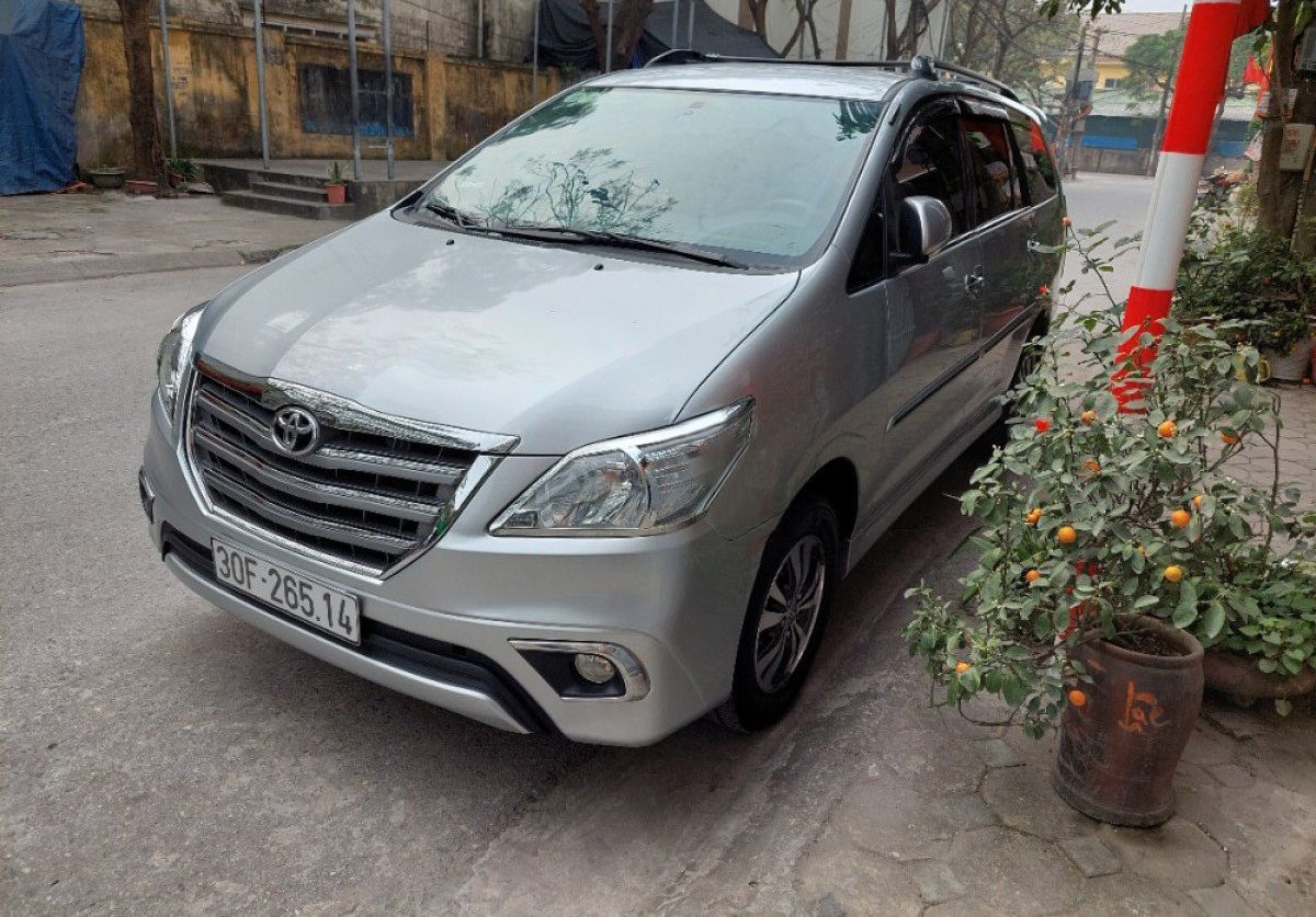 Toyota Innova 2016 - Bán ô tô Toyota Innova 2.0E sản xuất 2016, màu bạc chính chủ