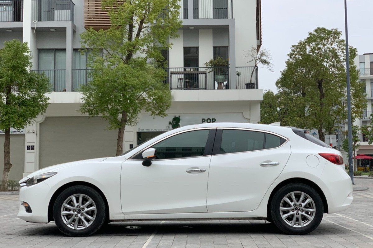 Mazda 3 2018 - Bán ô tô Mazda 3 sản xuất 2018, màu trắng, 579 triệu