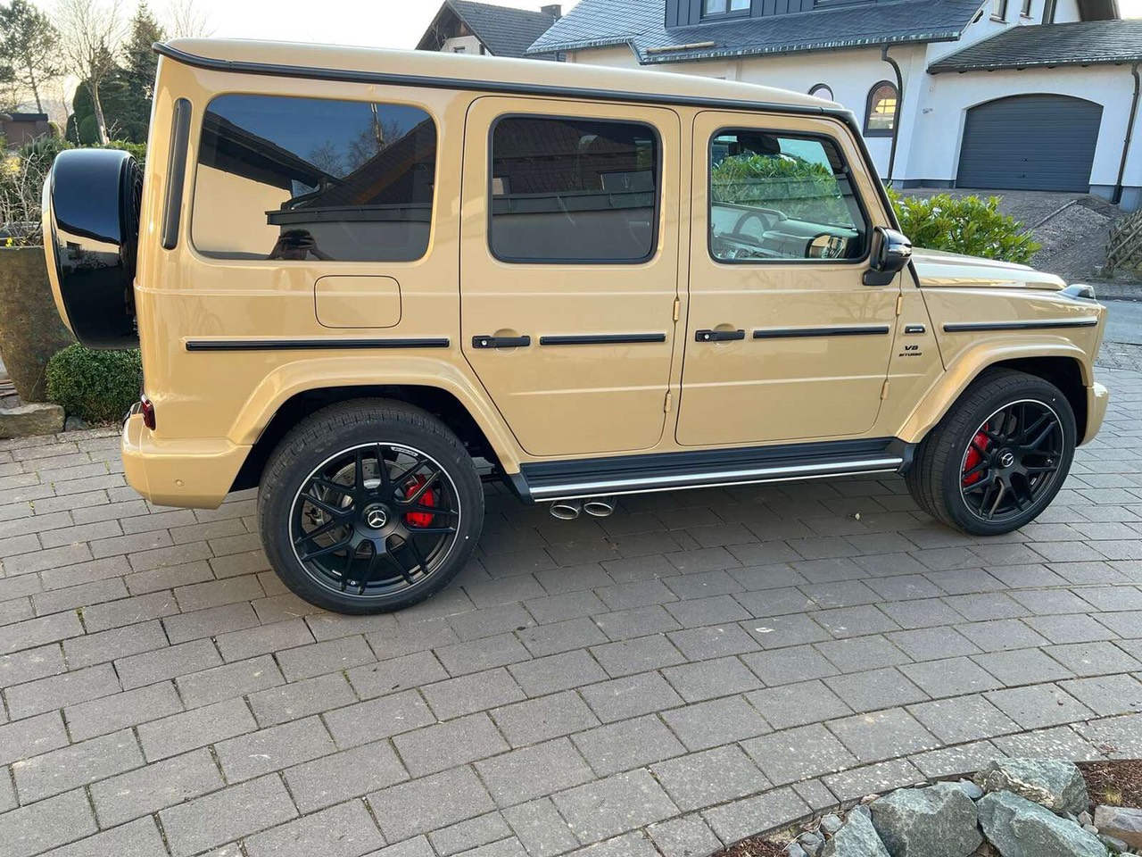 Mercedes-Benz G class 63 AMG 2022 - Bán xe Mercedes 63 AMG sản xuất  2022, màu vàng độc nhất vô nhị 