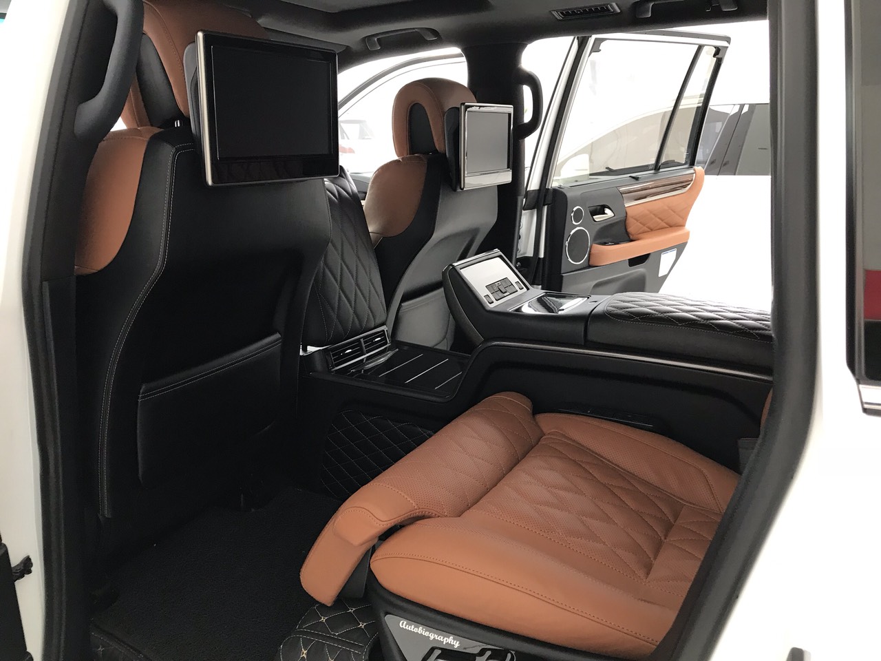 Lexus LX 570 MBS 2020 - Bán chiếc Lexus LX570 MBS 4 chổ Vip phiên bản Super Sport Trung Đông màu trắng, nội thất nâu da bò xe sản xuất 2020 đăng