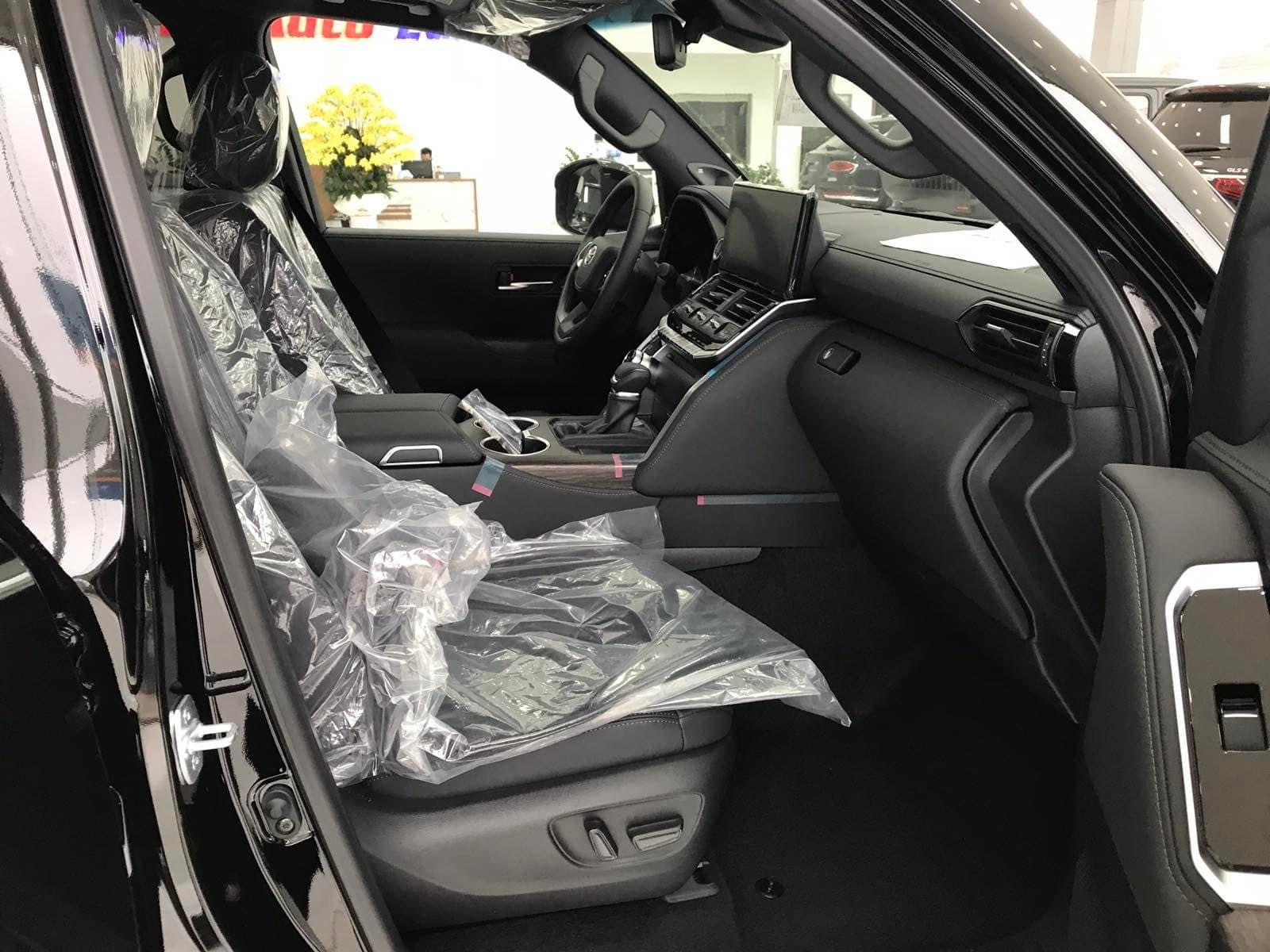 Bán Toyota Land Cruiser 3.5 Turbo sản xuất 2022 màu đen nhập chính hãng, xe giao ngay