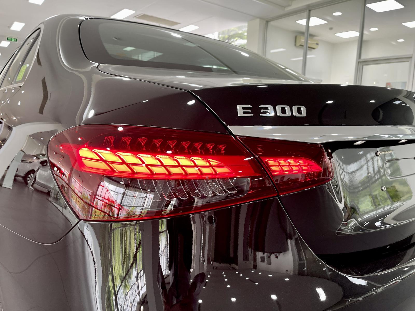 Mercedes-Benz E300 2022 - Mercedes E300 AMG 2022 Màu Đen/Nâu Giao Ngay Phú Mỹ Hưng. Ưu đãi 50% phí trước bạ | Hỗ trợ vay 80%