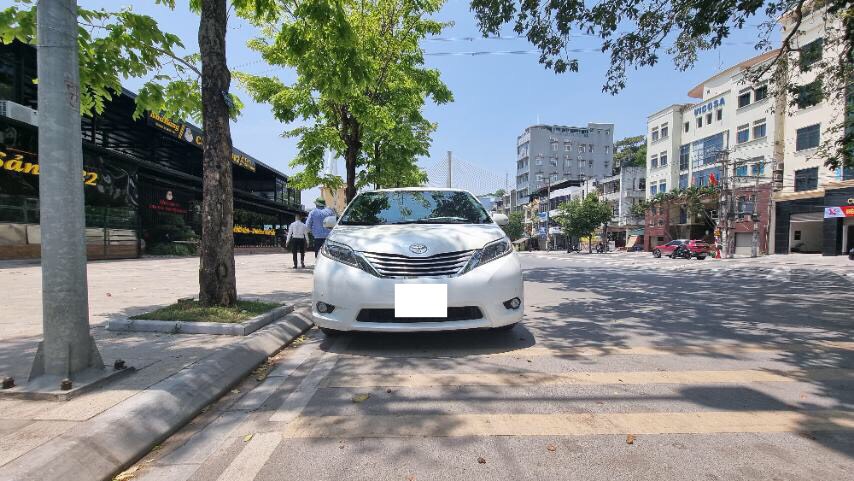 Toyota Sienna 2015 - Bán chiếc Toyota Sienna Limited màu trắng sản xuất năm 2015 xe rất đẹp