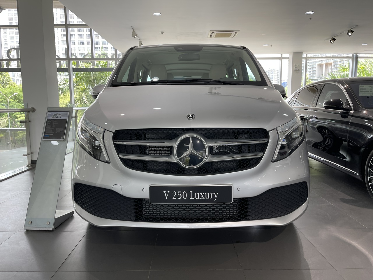 Mercedes-Benz V-Class V250 LUXURY 2022 - Mercedes-Benz V 250 Luxury Màu Bạc Cọc Sớm Giao Ngay - 0901 078 222 Quang Mercedes Phú Mỹ Hưng