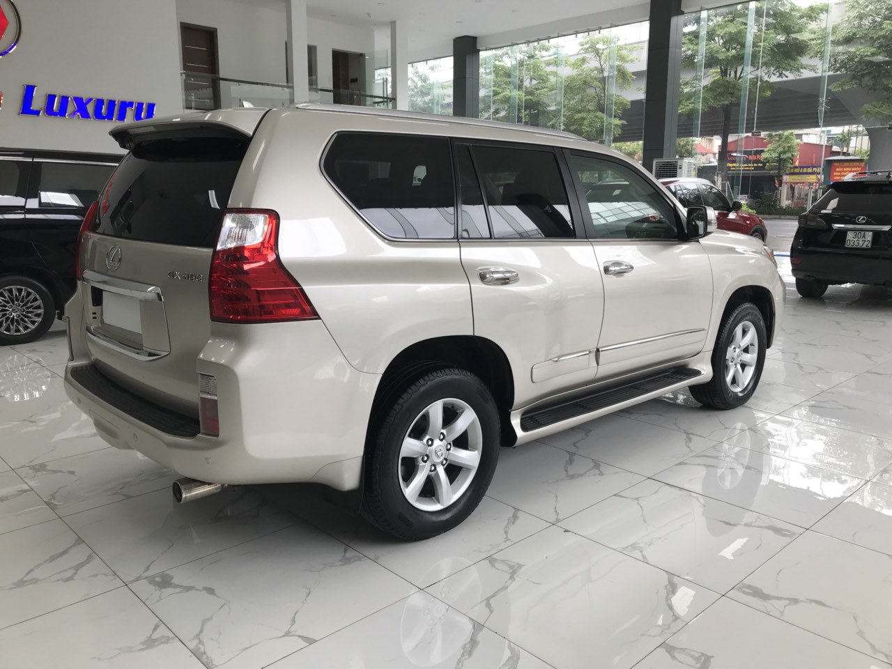 Lexus GX460 luxury 2010 - Một chủ từ đầu Lexus GX460 Luxury xuất Mỹ màu vàng cát. Xe sản xuất năm 2010 đăng ký tháng 6/2011 lăn bánh hơn 86.000 Mi