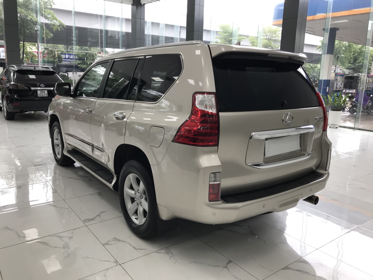 Lexus GX460 luxury 2010 - Một chủ từ đầu Lexus GX460 Luxury xuất Mỹ màu vàng cát. Xe sản xuất năm 2010 đăng ký tháng 6/2011 lăn bánh hơn 86.000 Mi