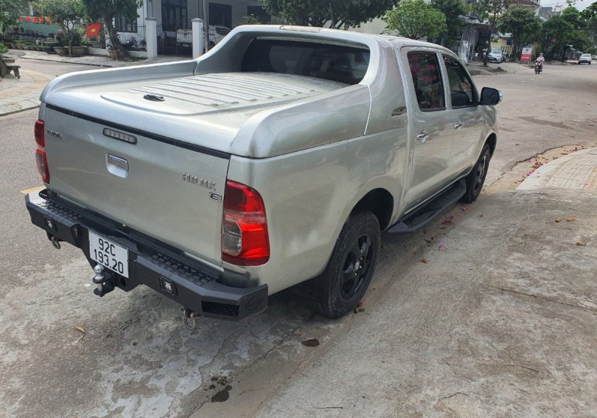 Toyota Hilux 2011 - Bán Toyota Hilux năm 2011, màu bạc, nhập khẩu