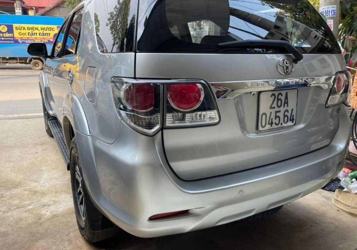 Toyota Fortuner 2016 - Xe Toyota Fortuner 2.5G 4x2MT năm 2016, màu bạc số sàn