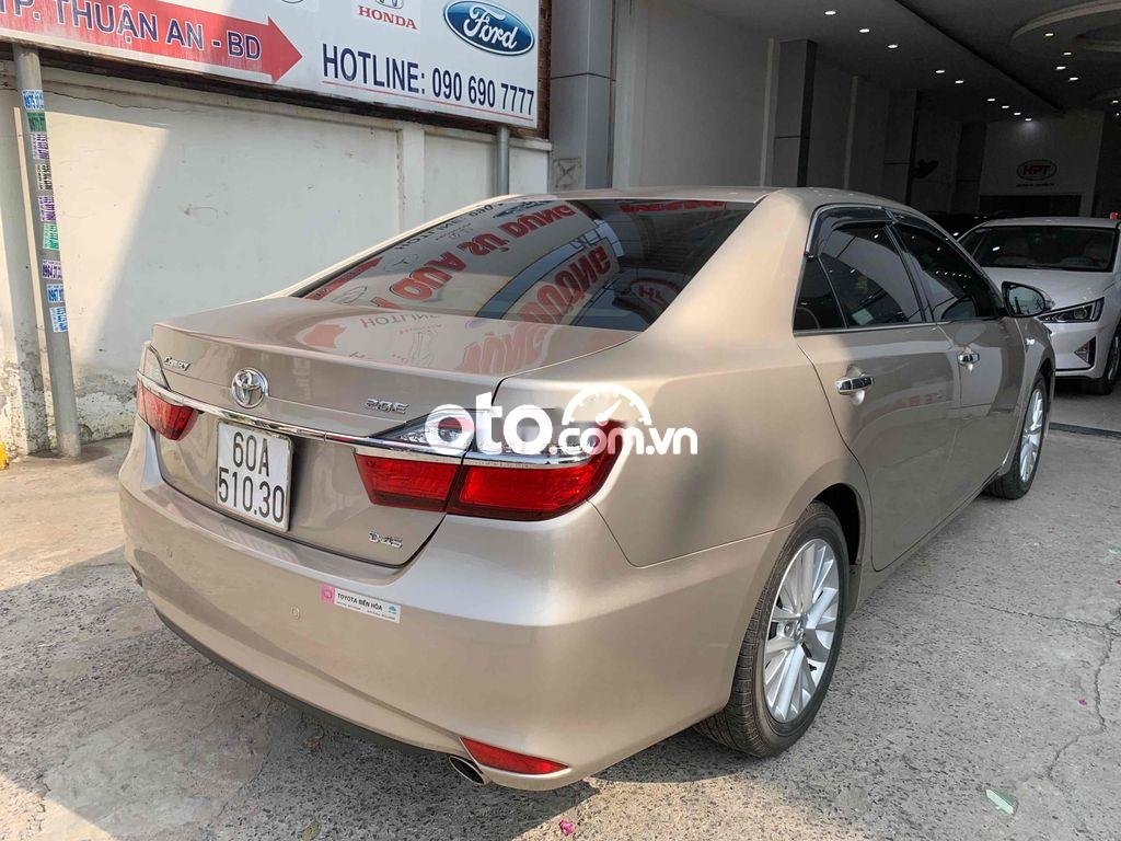 Toyota Camry 2018 - Cần bán lại xe Toyota Camry 2.0E năm sản xuất 2018, màu vàng, 830 triệu