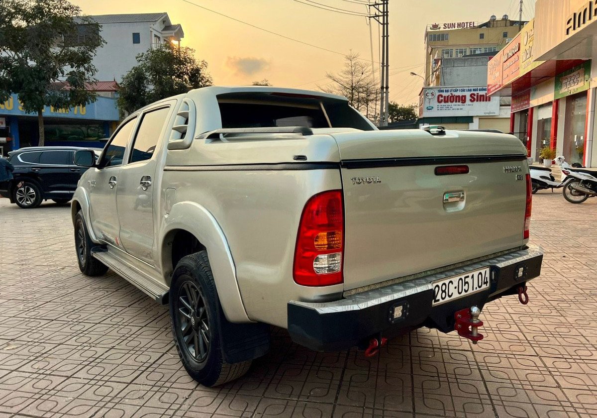 Toyota Hilux 2010 - Bán Toyota Hilux 3.0G năm sản xuất 2010, màu bạc, nhập khẩu nguyên chiếc, giá chỉ 395 triệu