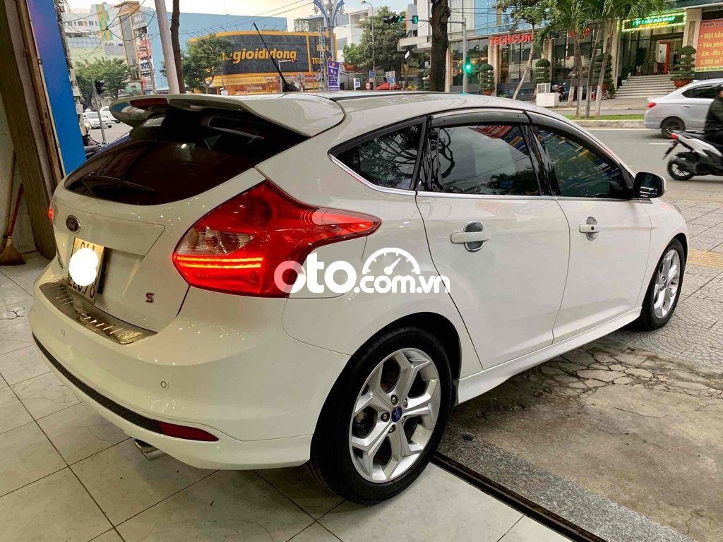 Ford Focus 2015 - Cần bán gấp Ford Focus 2.0L năm sản xuất 2015, màu trắng, nhập khẩu