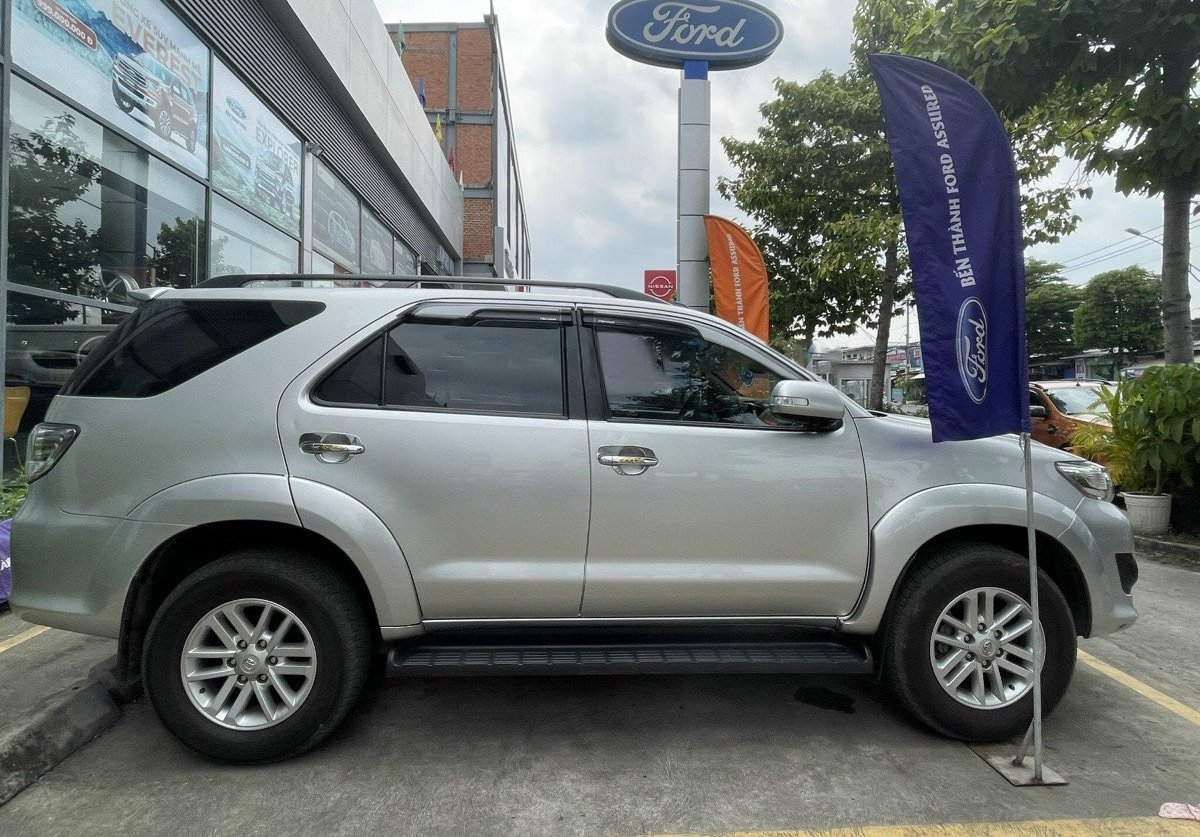 Toyota Fortuner 2013 - Bán Toyota Fortuner sản xuất 2013, màu bạc, giá 540tr