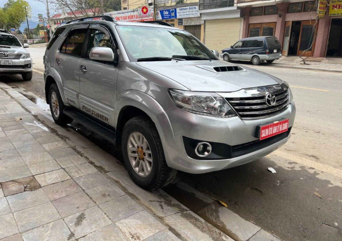 Toyota Fortuner 2014 - Cần bán lại xe Toyota Fortuner 2.5G 4x2 MT năm sản xuất 2014, màu bạc số sàn