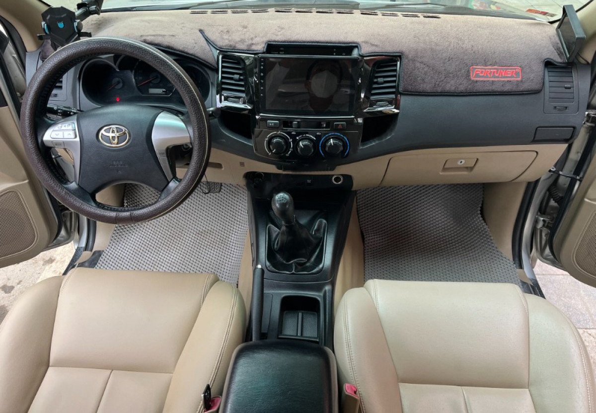 Toyota Fortuner 2014 - Cần bán lại xe Toyota Fortuner 2.5G 4x2 MT năm sản xuất 2014, màu bạc số sàn