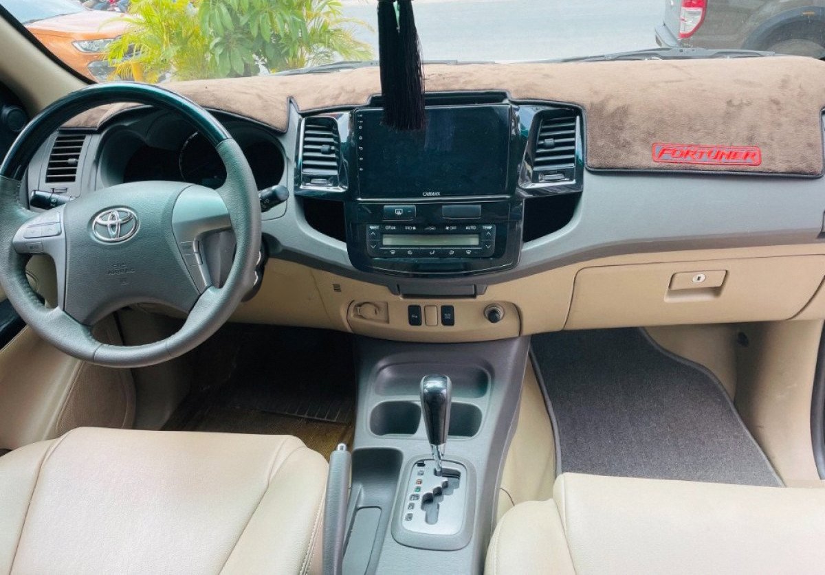 Toyota Fortuner 2013 - Cần bán xe Toyota Fortuner 2.7V năm 2013, màu bạc mới chạy 76.000km