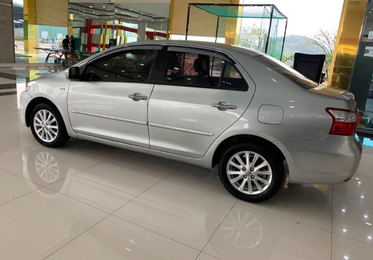 Toyota Vios 2011 - Bán Toyota Vios 1.5E MT sản xuất năm 2011, màu bạc số sàn