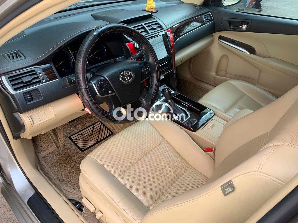 Toyota Camry 2018 - Cần bán lại xe Toyota Camry 2.0E năm sản xuất 2018, màu vàng, 830 triệu