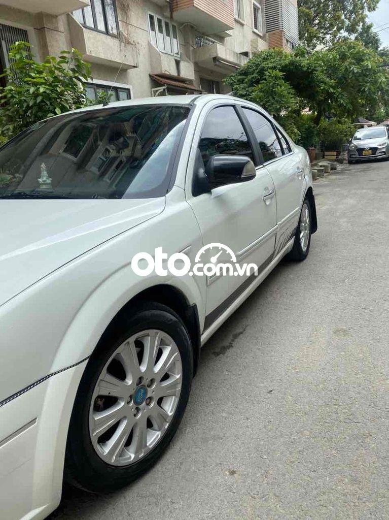 Ford Focus 2005 - Xe Ford Focus sản xuất năm 2005, màu trắng