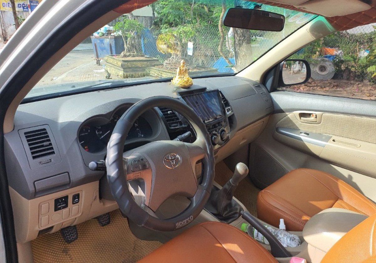 Toyota Hilux 2011 - Bán Toyota Hilux năm 2011, màu bạc, nhập khẩu