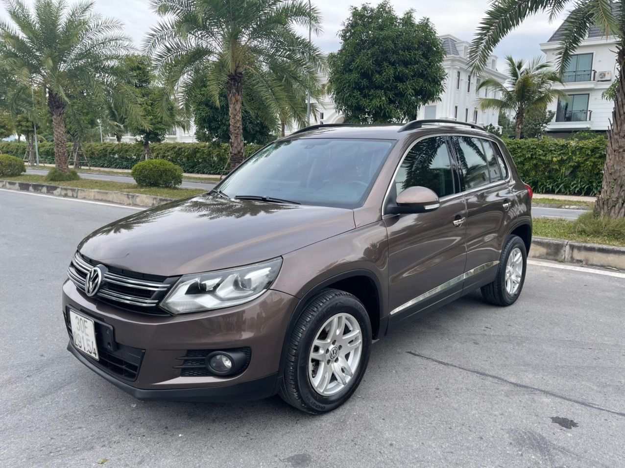 Volkswagen Tiguan 2015 - Chính chủ gia đình bán Volkswagen Tiguan 2.0 AT 4x4 sx 2015, nhập khẩu, ít sử dụng, giá bán 620 triệu