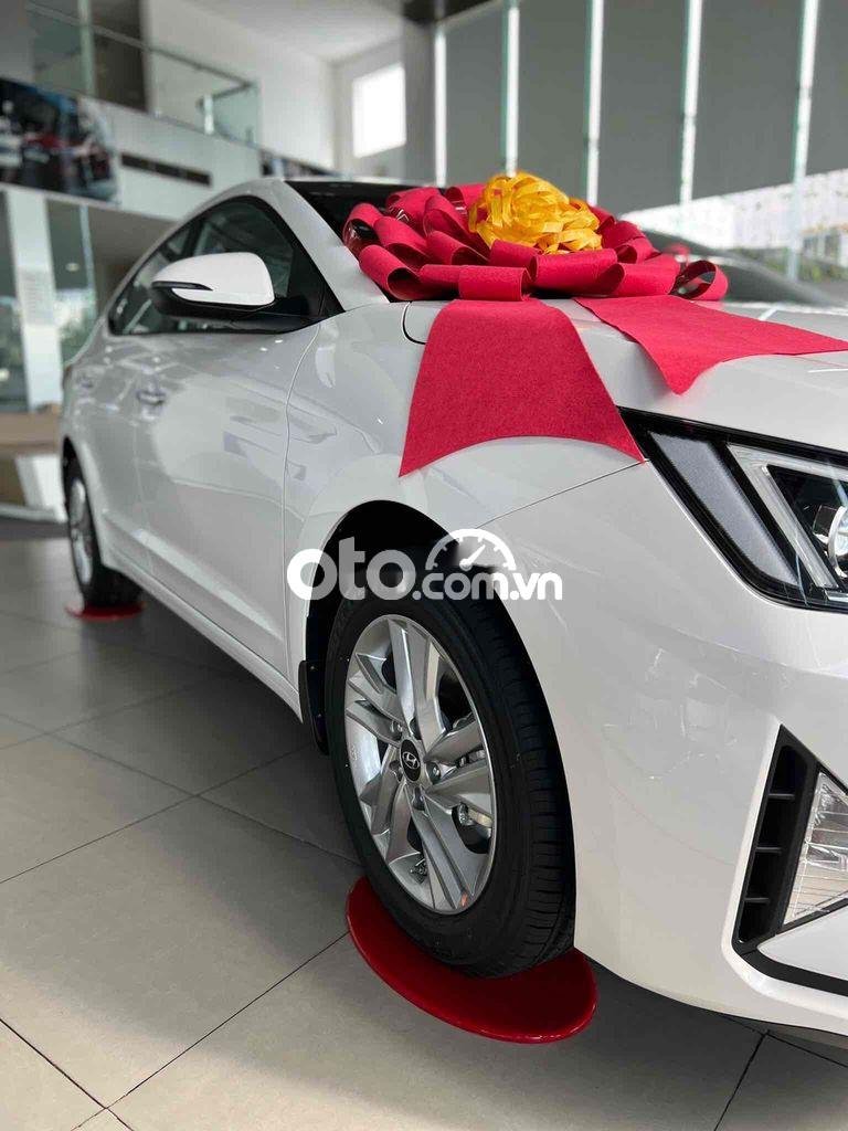 Hyundai Elantra 2022 - Bán Hyundai Elantra năm 2022, màu trắng