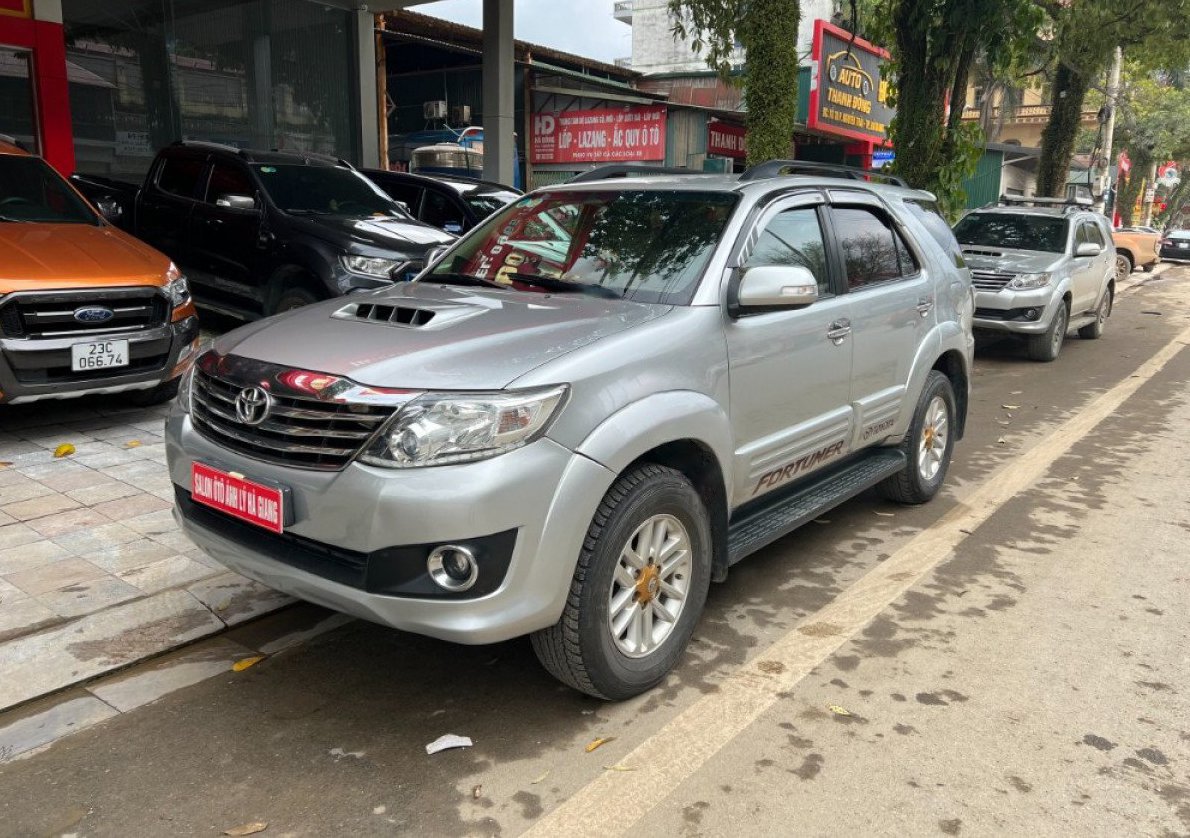 Toyota Fortuner 2014 - Cần bán lại xe Toyota Fortuner 2.5G 4x2 MT năm sản xuất 2014, màu bạc số sàn