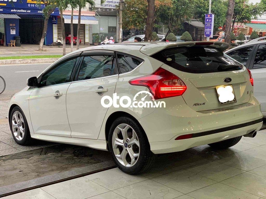 Ford Focus 2015 - Cần bán gấp Ford Focus 2.0L năm sản xuất 2015, màu trắng, nhập khẩu