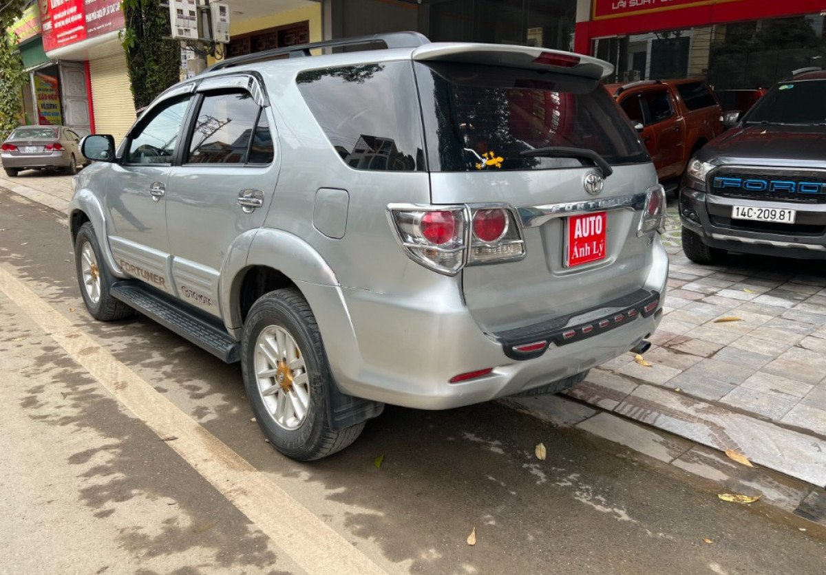 Toyota Fortuner 2014 - Cần bán lại xe Toyota Fortuner 2.5G 4x2 MT năm sản xuất 2014, màu bạc số sàn