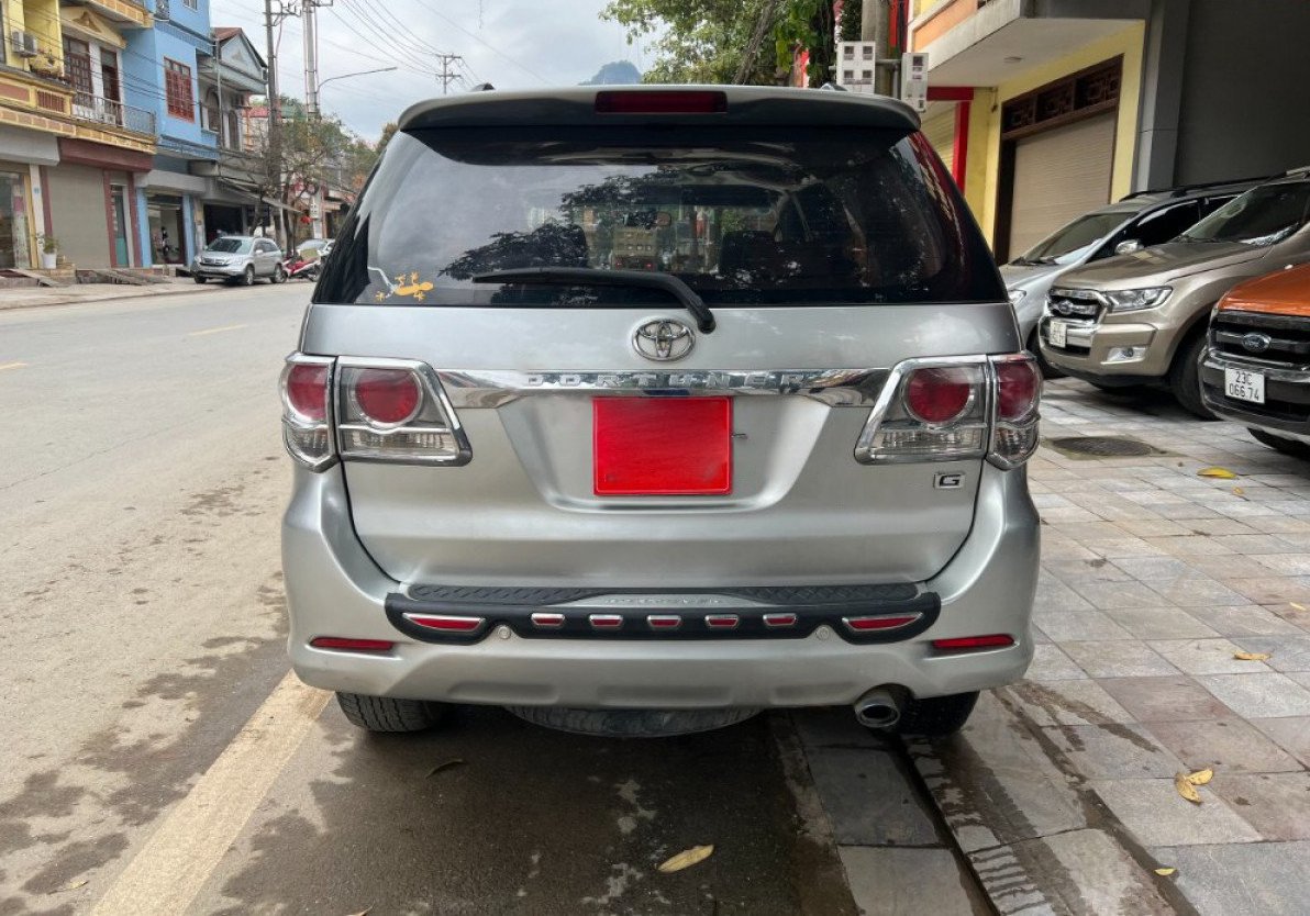 Toyota Fortuner 2014 - Cần bán lại xe Toyota Fortuner 2.5G 4x2 MT năm sản xuất 2014, màu bạc số sàn