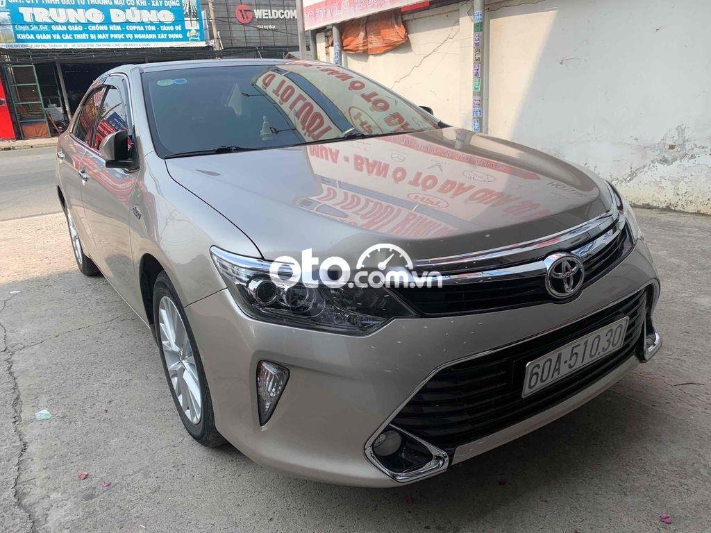 Toyota Camry 2018 - Cần bán lại xe Toyota Camry 2.0E năm sản xuất 2018, màu vàng, 830 triệu