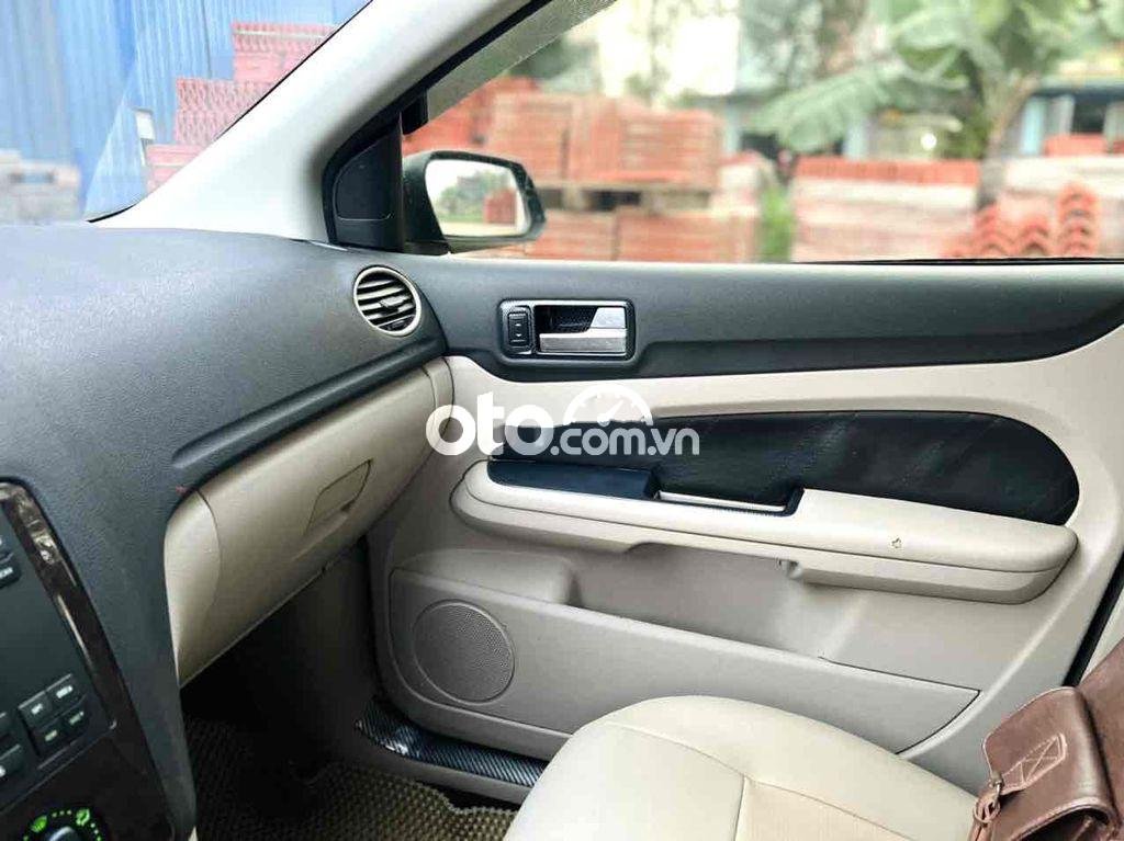 Ford Focus 2006 - Bán Ford Focus sản xuất 2006, màu đen xe gia đình, 180tr