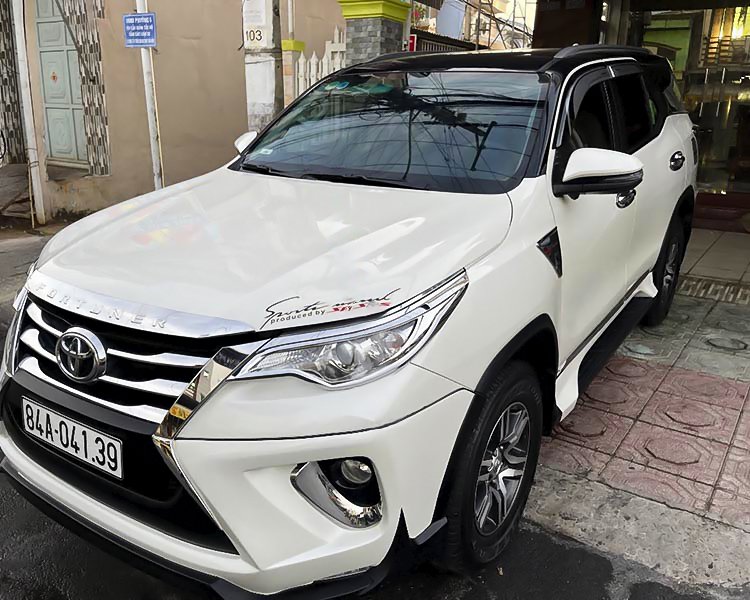 Toyota Fortuner 2018 - Bán ô tô Toyota Fortuner 2.7V 4x2AT năm 2018, màu trắng, xe nhập số tự động