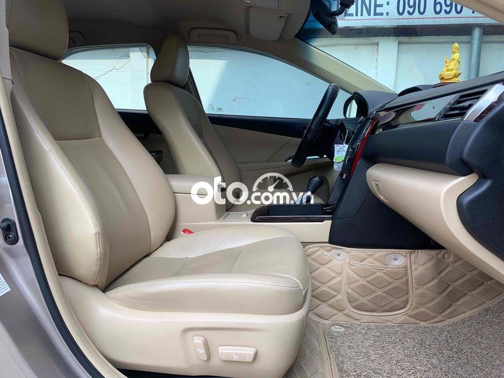 Toyota Camry 2018 - Cần bán lại xe Toyota Camry 2.0E năm sản xuất 2018, màu vàng, 830 triệu