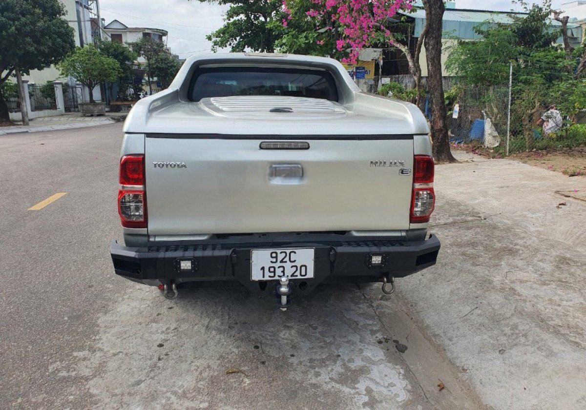 Toyota Hilux 2011 - Bán Toyota Hilux năm 2011, màu bạc, nhập khẩu