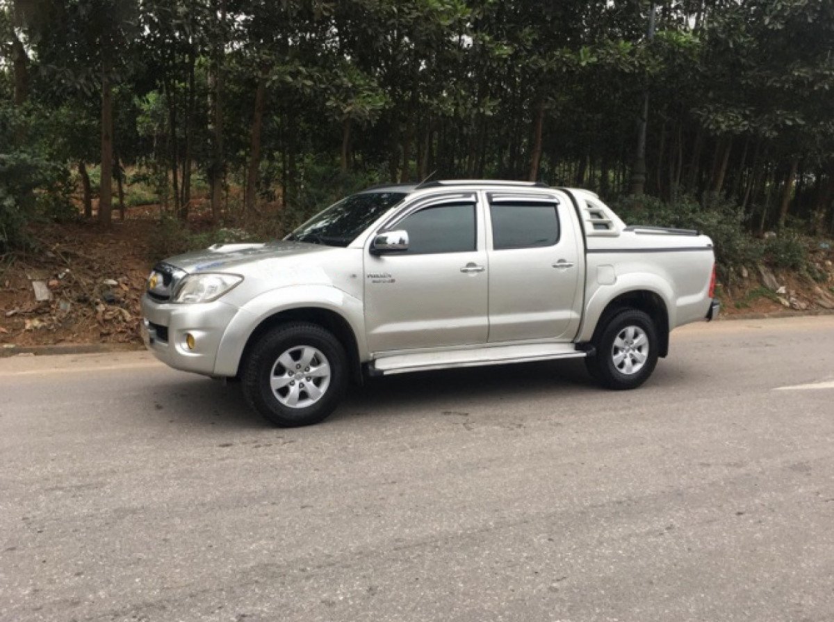 Toyota Hilux 2010 - Bán Toyota Hilux 3.0G 4x4 MT sản xuất 2010, màu bạc, xe nhập xe gia đình