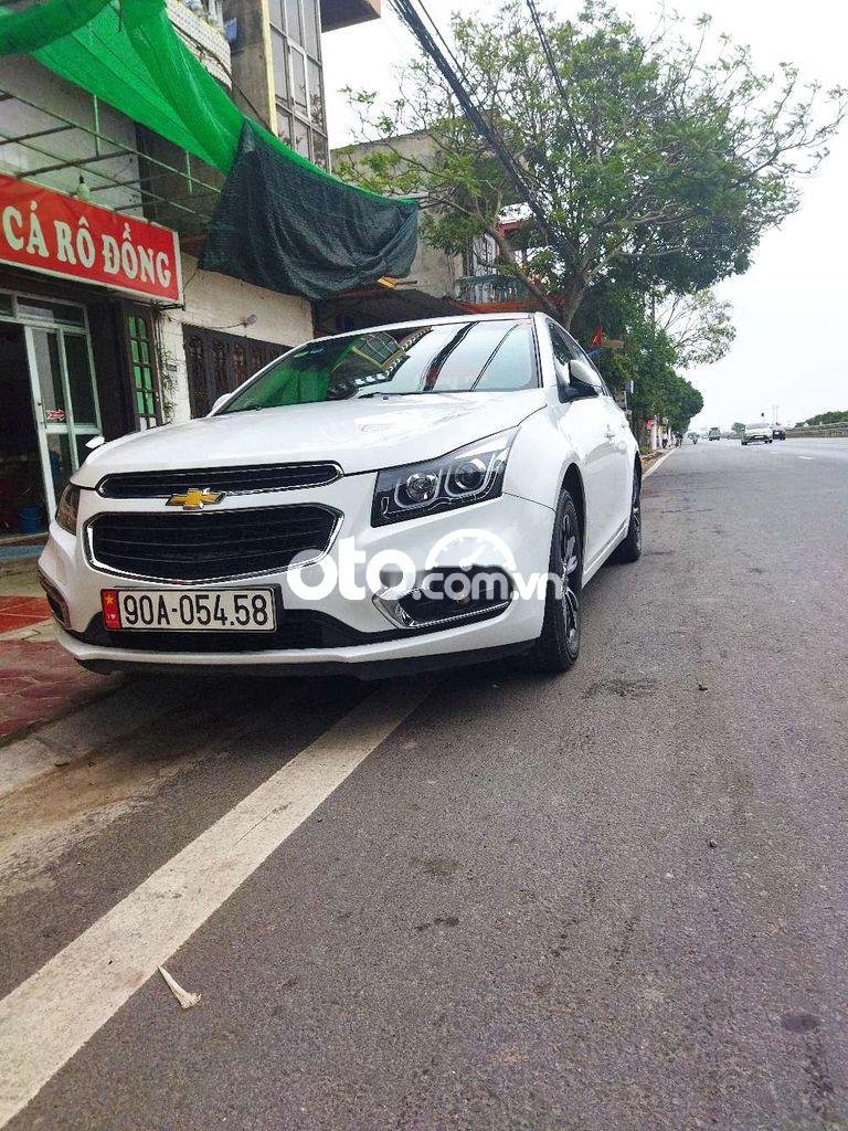 Chevrolet Cruze 2017 - Bán Chevrolet Cruze sản xuất năm 2017, màu trắng, giá 330tr