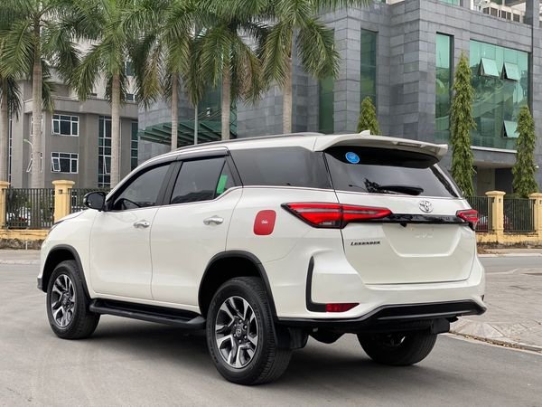 Toyota Fortuner 2021 - Bán Toyota Fortuner 2.4AT Legender năm sản xuất 2021, màu trắng