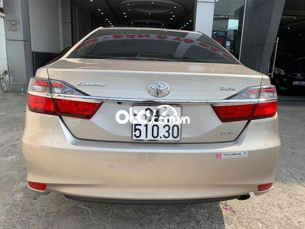 Toyota Camry 2018 - Cần bán lại xe Toyota Camry 2.0E năm sản xuất 2018, màu vàng, 830 triệu