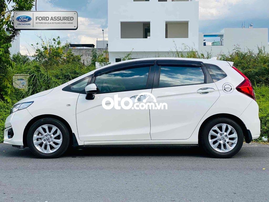 Honda Jazz 2018 - Cần bán gấp Honda Jazz 1.5 sản xuất 2018, màu trắng, xe nhập