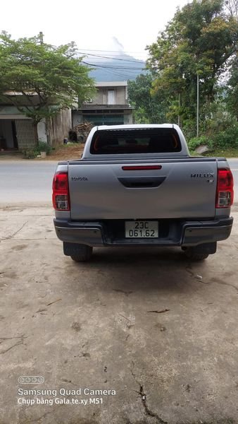 Toyota Hilux 2020 - Cần bán lại xe Toyota Hilux 2.4E AT sản xuất năm 2020, màu bạc, nhập khẩu