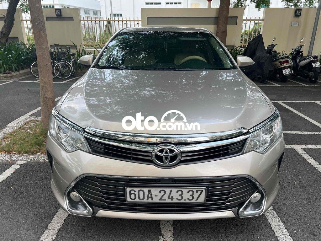 Toyota Camry 2015 - Màu bạc giá cạnh tranh