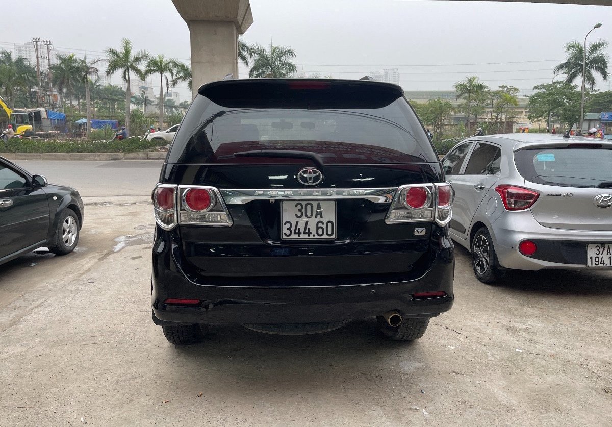 Toyota Fortuner 2014 - Màu đen