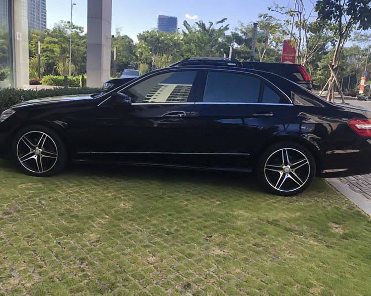 Mercedes-Benz E300 2011 - Màu đen giá hữu nghị