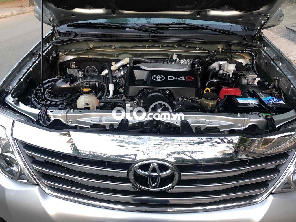 Toyota Fortuner 2012 - Bán Toyota Fortuner 2.5G 4x2MT năm 2012, màu bạc giá cạnh tranh