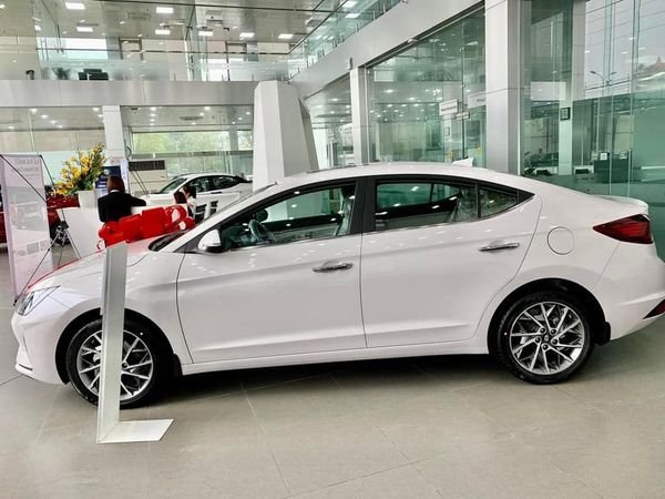 Hyundai Elantra 2021 - Màu trắng, giá tốt