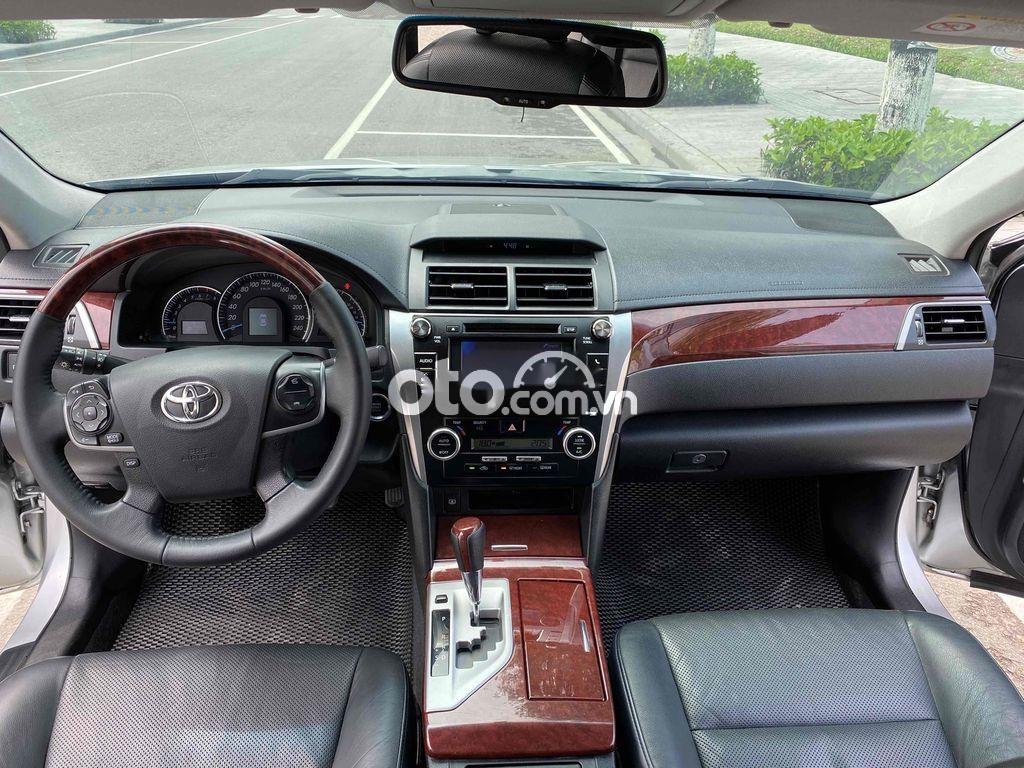 Toyota Camry 2012 - Màu bạc, giá cạnh tranh