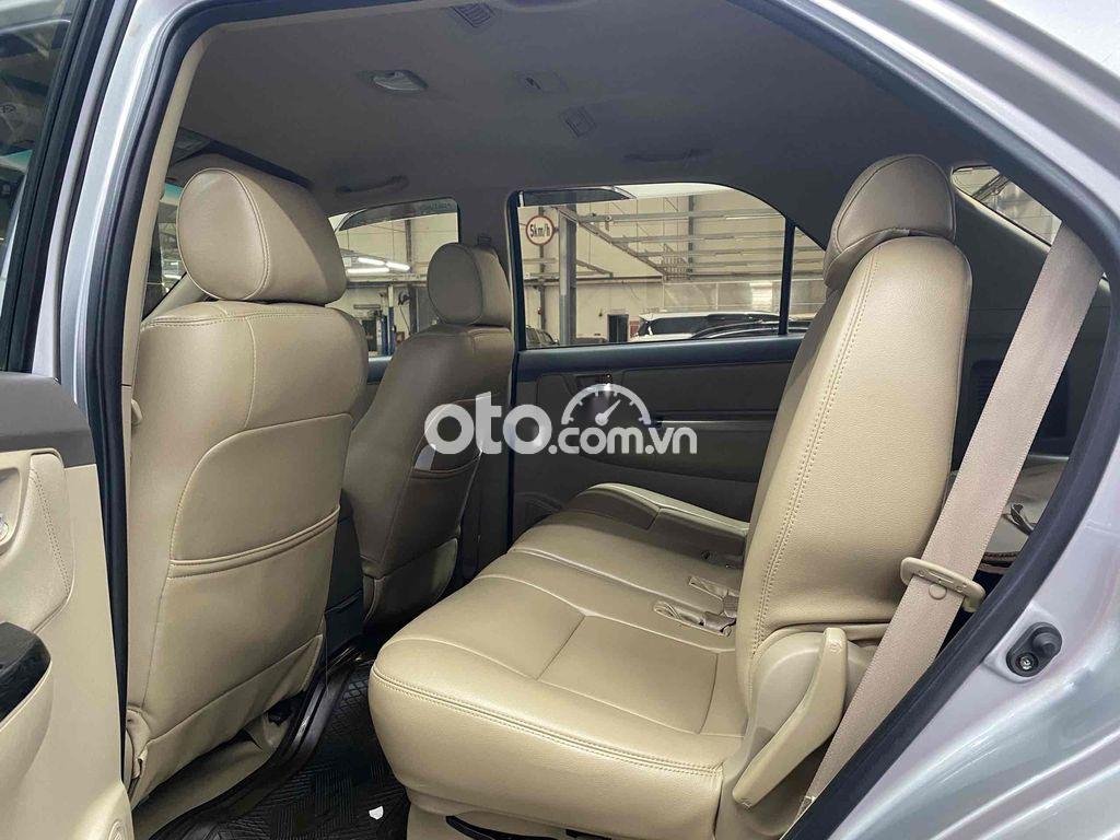 Toyota Fortuner 2013 - Cần bán lại xe Toyota Fortuner 2.7V 4x2AT sản xuất năm 2013, màu bạc