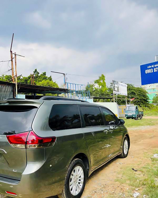 Toyota Sienna 2011 - Màu xám, nhập khẩu nguyên chiếc