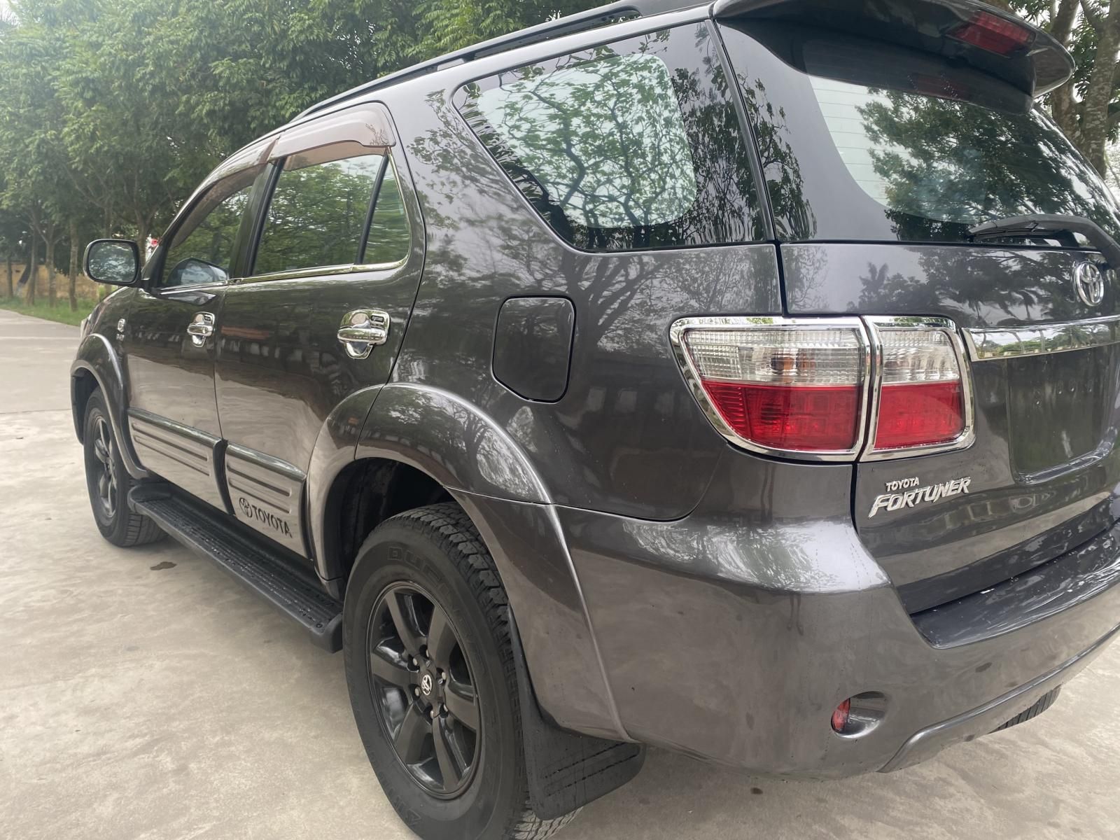 Toyota Fortuner 2011 - màu xám, giá tốt